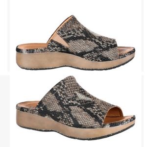 Snakeskin cushioned leather slides